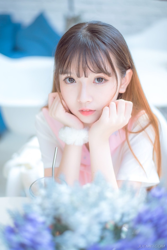 电话里，她哭着说：“亲爱的，我…我怀孕了…三个月了，不过你放心，不是你的，不用你负责。